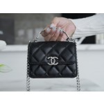 𝗖𝗛𝗔𝗘𝗡𝗟✦ 𝟮𝟮𝐒 Enamel Handle Chain Bag black