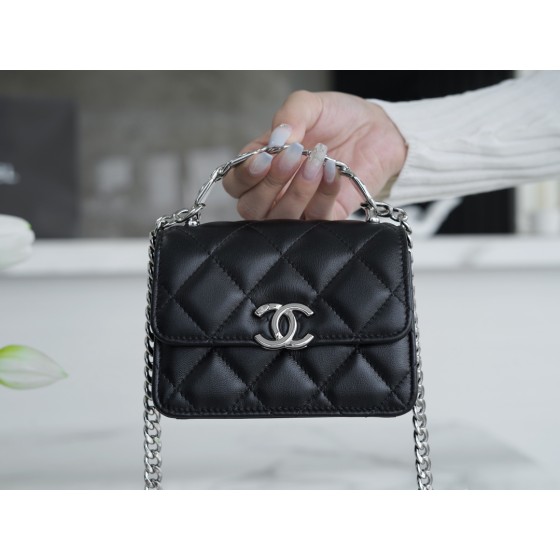 𝗖𝗛𝗔𝗘𝗡𝗟✦ 𝟮𝟮𝐒 Enamel Handle Chain Bag black
