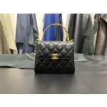 𝗖𝗛𝗔𝗘𝗡𝗟✦ 𝟮𝟮𝐒 Enamel Handle Chain Bag black