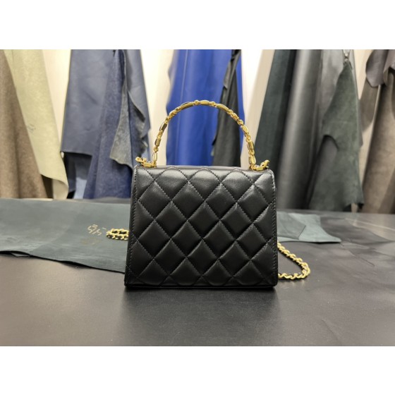 𝗖𝗛𝗔𝗘𝗡𝗟✦ 𝟮𝟮𝐒 Enamel Handle Chain Bag black
