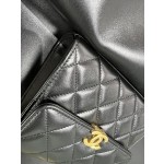 𝗖𝗛𝗔𝗘𝗡𝗟✦ 𝟮𝟮𝐒 Enamel Handle Chain Bag black