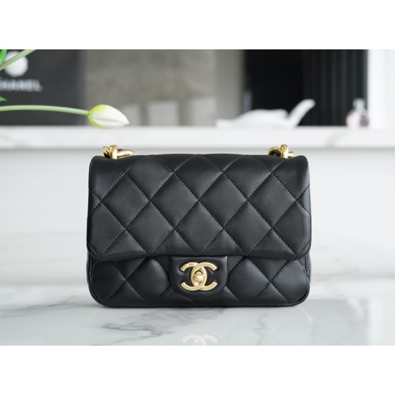 𝗖𝗛𝗔𝗘𝗡𝗟✦ 𝟮𝟮𝘀 thick chain cf underarm bag small