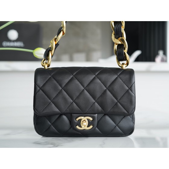 𝗖𝗛𝗔𝗘𝗡𝗟✦ 𝟮𝟮𝘀 thick chain cf underarm bag small