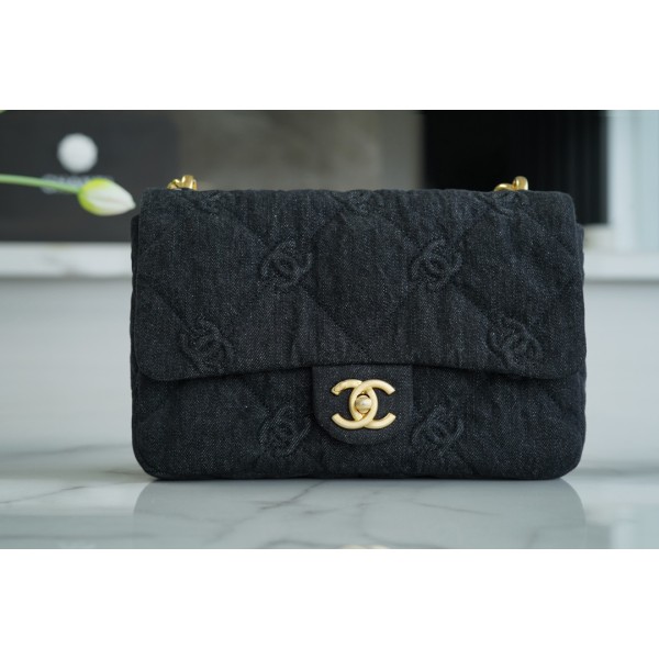 𝗖𝗛𝗔𝗘𝗡𝗟✦ 𝟮𝟮𝐒 Denim Underarm Bag