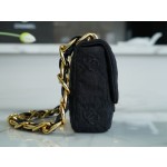 𝗖𝗛𝗔𝗘𝗡𝗟✦ 𝟮𝟮𝐒 Denim Underarm Bag