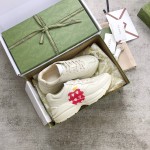 Gucci Pops This collection has a lot of flora and fauna in the original material Red Apple