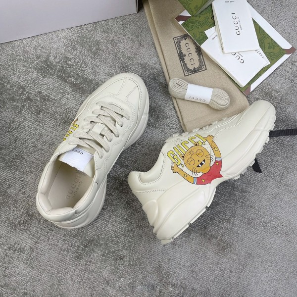 Gucci Pops This collection has a lot of flora and fauna elements Original material