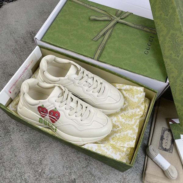 Gucci Pops This collection has a lot of flora and fauna elements Original material