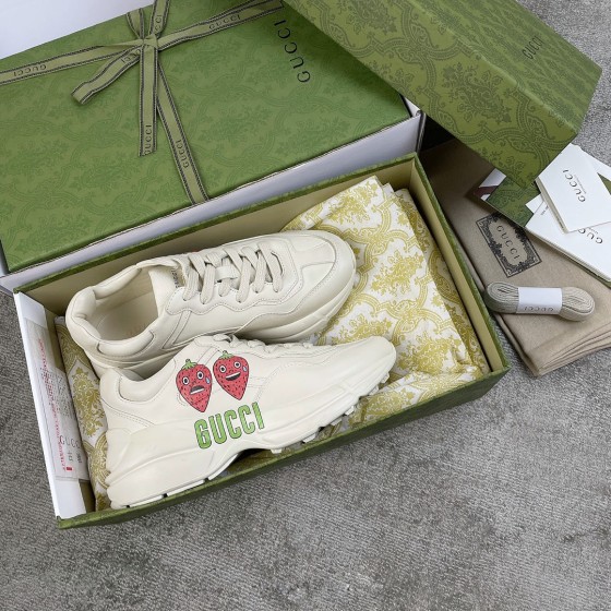 Gucci Pops This collection has a lot of flora and fauna elements Original material