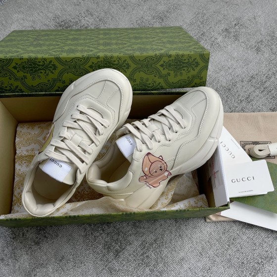 Gucci Pops This collection has a lot of flora and fauna elements Original material