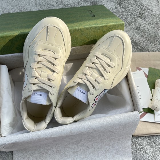 Gucci Pops This collection has a lot of flora and fauna elements Original material