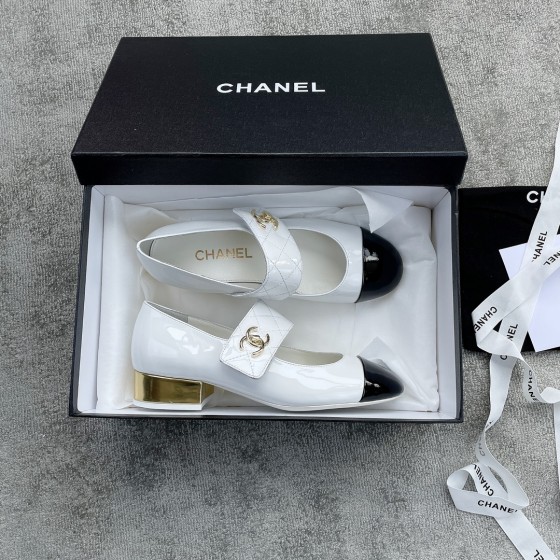 CHANEL book bag buckle single shoes Mary Jane single shoes bright wrinkled patent leather gold heel