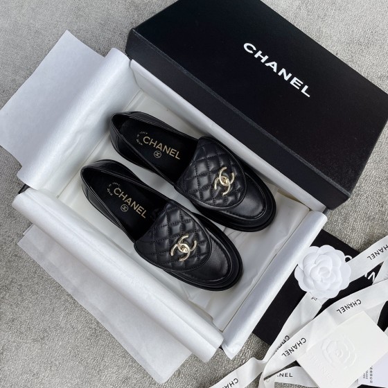 CHANEL a little retro with a flip-flop design through the dye leather sole