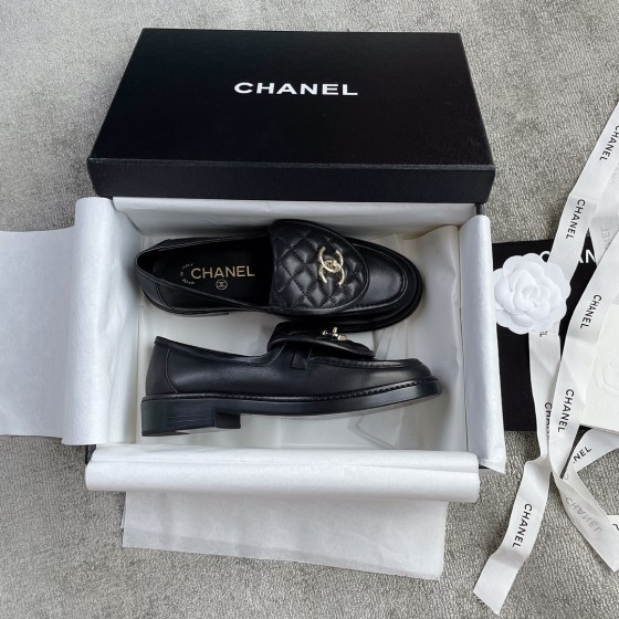 CHANEL a little retro with a flip-flop design through the dye leather sole