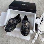 CHANEL a little retro with a flip-flop design through the dye leather sole