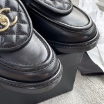 CHANEL a little retro with a flip-flop design through the dye leather sole