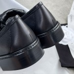 CHANEL a little retro with a flip-flop design through the dye leather sole