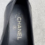 CHANEL a little retro with a flip-flop design through the dye leather sole