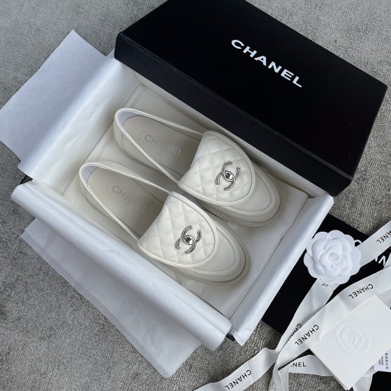 CHANEL a little retro with a flip-flop design through the dye leather sole