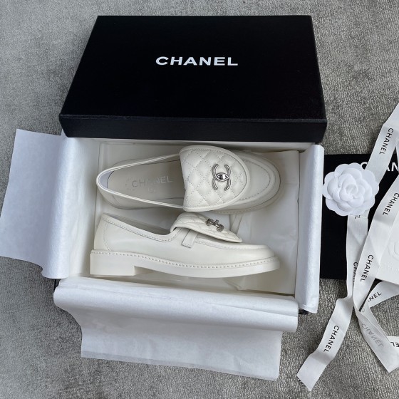 CHANEL a little retro with a flip-flop design through the dye leather sole