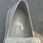 CHANEL a little retro with a flip-flop design through the dye leather sole