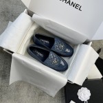 CHANEL a little retro with a flip-flop design through the dye leather sole