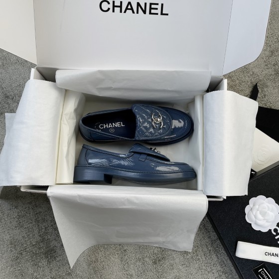 CHANEL a little retro with a flip-flop design through the dye leather sole