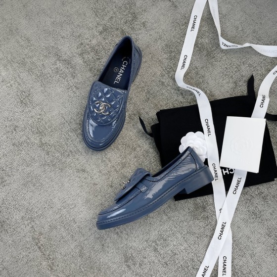 CHANEL a little retro with a flip-flop design through the dye leather sole