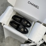 CHANEL a little retro with a flip-flop design through the dye leather sole