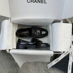 CHANEL a little retro with a flip-flop design through the dye leather sole