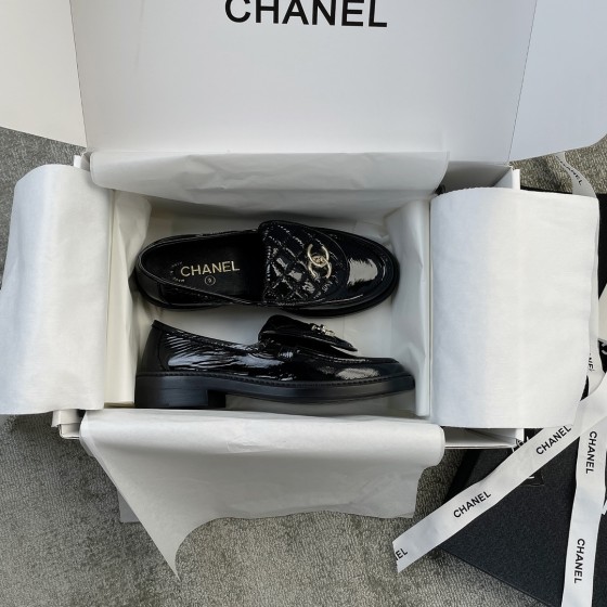 CHANEL a little retro with a flip-flop design through the dye leather sole