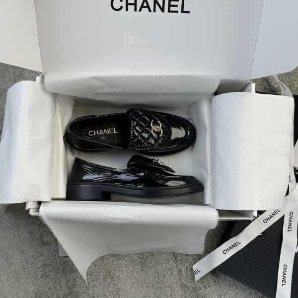 CHANEL a little retro with a flip-flop design through the dye leather sole