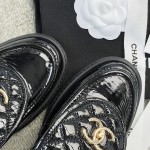 CHANEL a little retro with a flip-flop design through the dye leather sole