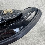 CHANEL a little retro with a flip-flop design through the dye leather sole