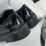 CHANEL a little retro with a flip-flop design through the dye leather sole