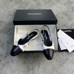 CHANEL especially popular color blocking single shoes continue the classic Chanel characteristics