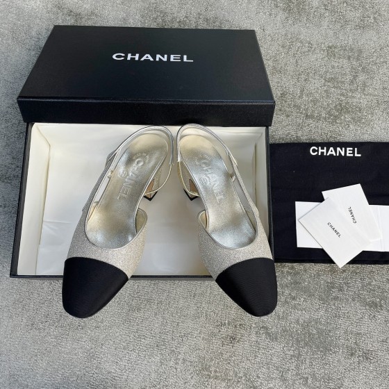 CHANEL especially popular color blocking single shoes continue the classic Chanel characteristics