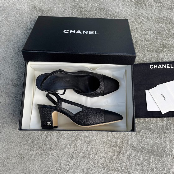 CHANEL especially popular color blocking single shoes continue the classic Chanel characteristics