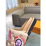 Louis Vuitton 2023 couple models embossed print