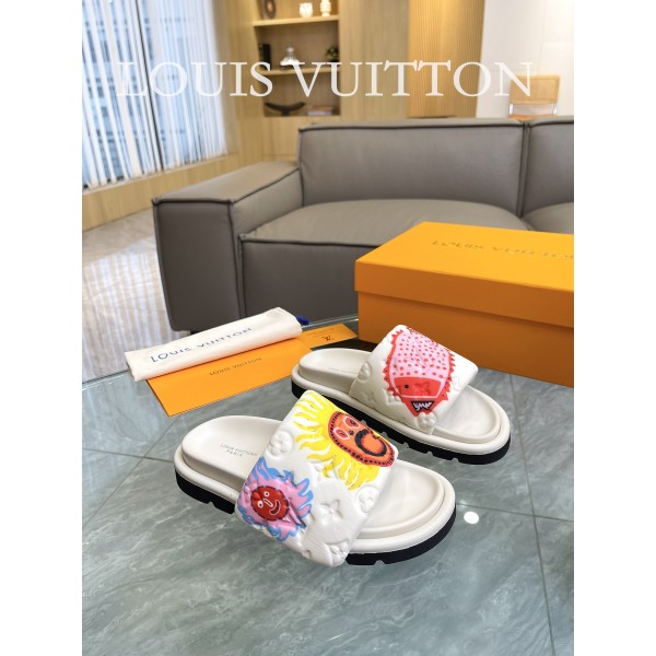 Louis Vuitton 2023 couple models embossed print