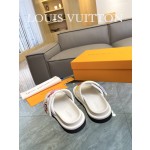 Louis Vuitton 2023 couple models embossed print