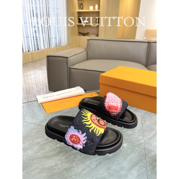 Louis Vuitton 2023 couple models embossed print