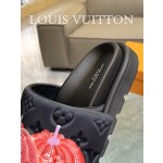 Louis Vuitton 2023 couple models embossed print