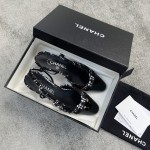 CHANEL especially popular color blocking single shoes continue the classic Chanel characteristics