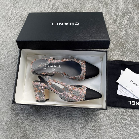 CHANEL especially popular color blocking single shoes continue the classic Chanel characteristics