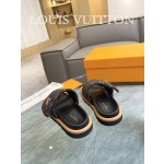 Louis Vuitton 2023 couple models embossed print