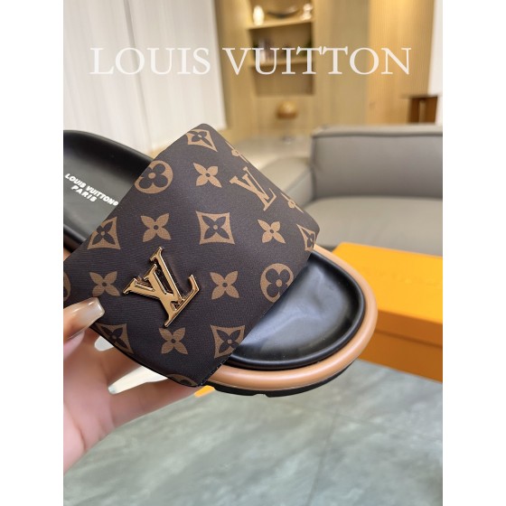 Louis Vuitton 2023 couple models embossed print