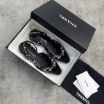 CHANEL especially popular color blocking single shoes continue the classic Chanel characteristics