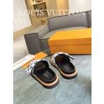 Louis Vuitton 2023 couple models embossed print