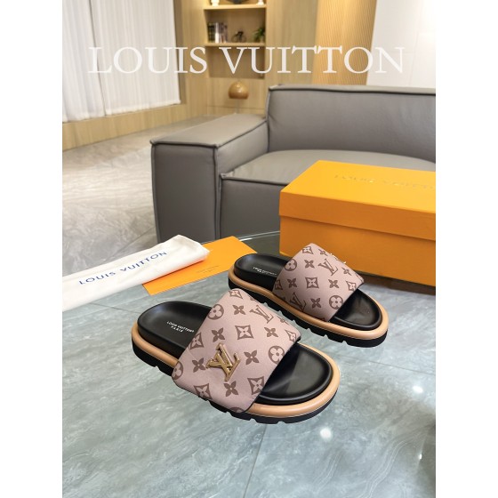 Louis Vuitton 2023 couple models embossed print